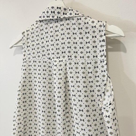 Dex Sleeveless Collared Button Down Casual with Geometric Print and Gold Accents - Picture 15 of 17